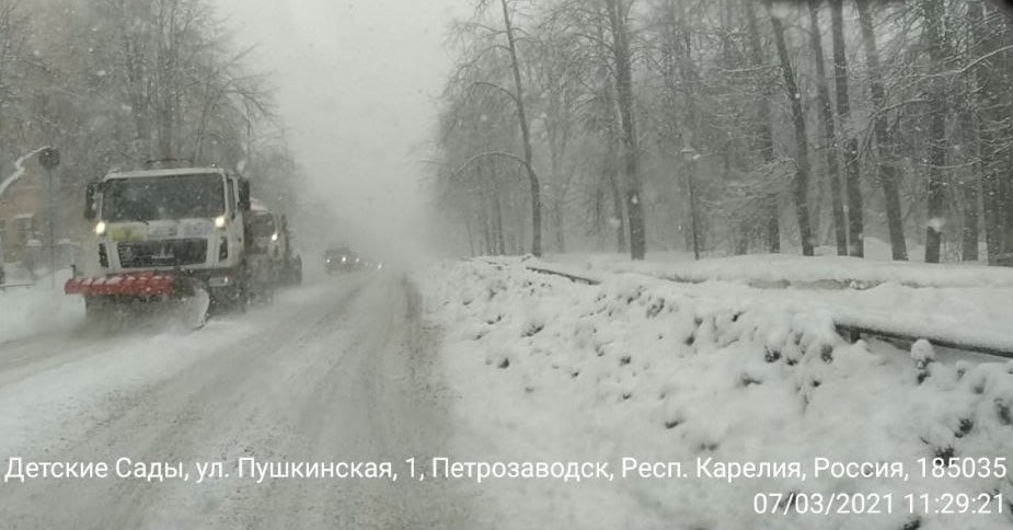 Администрация Петрозаводска отчиталась, как в разгар снегопада убирались улицы города (ФОТО)
