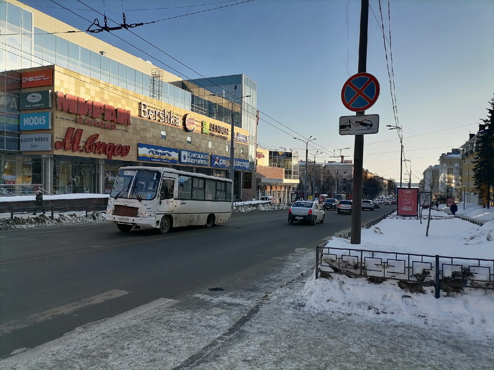 На проспекте Ленина появились новые дорожные знаки, запрещающие остановку транспорта 