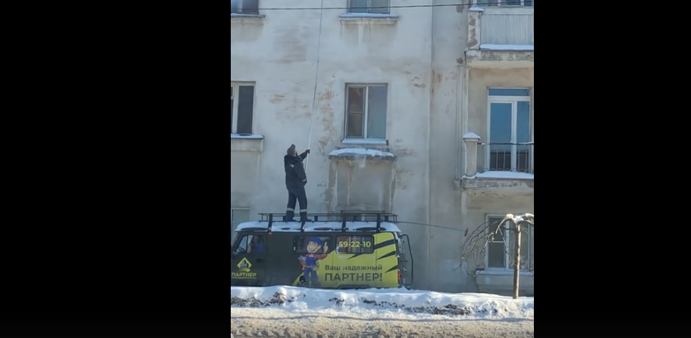 Человек с шестом показал необычный способ борьбы с сосульками в Петрозаводске (ВИДЕО)