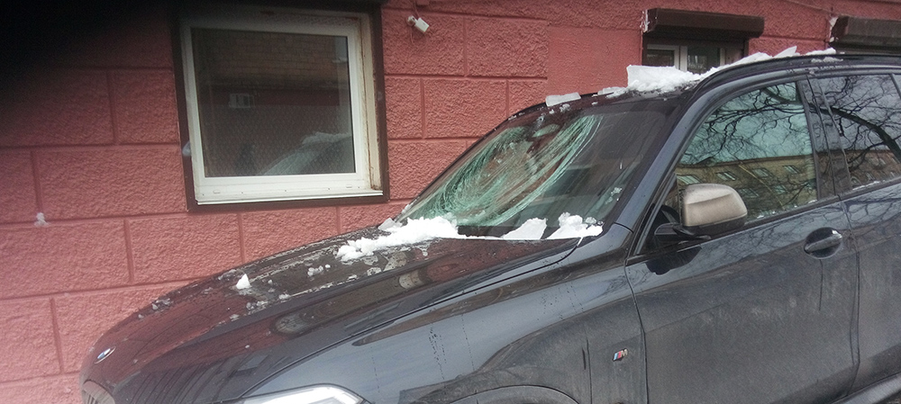 Еще одна машина разбита глыбой льда в центре Петрозаводска