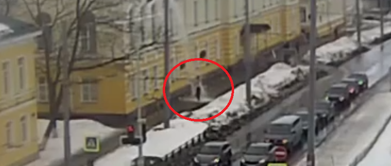 Снег с крыши обрушился на голову еще одного пешехода в Петрозаводске (ВИДЕО)