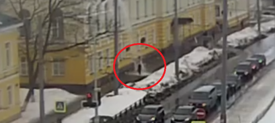 Снег с крыши на голову. Петрозаводск снег. Камеру видеонаблюдения сбила снегом. Снег с крыши рухнул на газовую трубу.