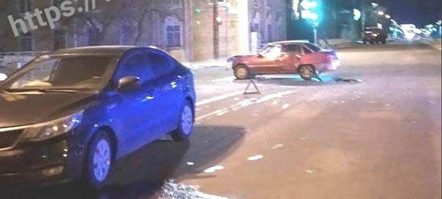 Два автомобиля столкнулись ночью на дороге в Петрозаводске, есть пострадавшие