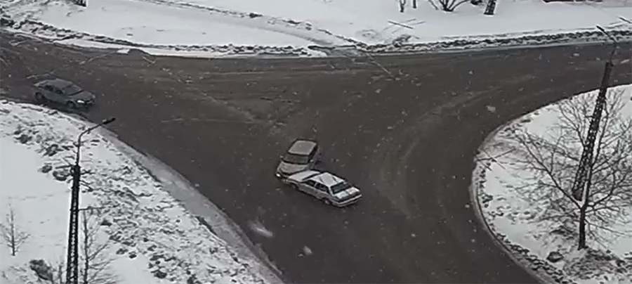 Водитель в Петрозаводске совершил лобовое столкновение, не заметив стоявшую прямо перед ним машину (ВИДЕО)