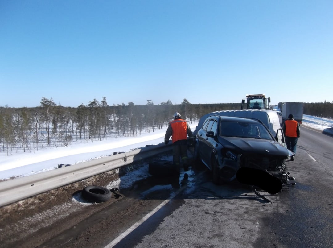 Два автомобиля жестко столкнулись на трассе в Карелии (ФОТО)