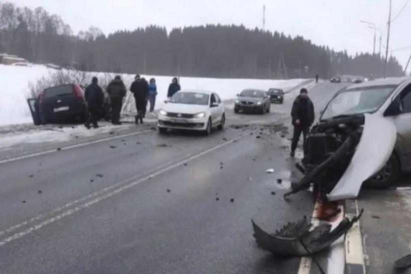 ГИБДД Карелии сообщила о пострадавших в лобовом столкновении автомобилей на трассе 