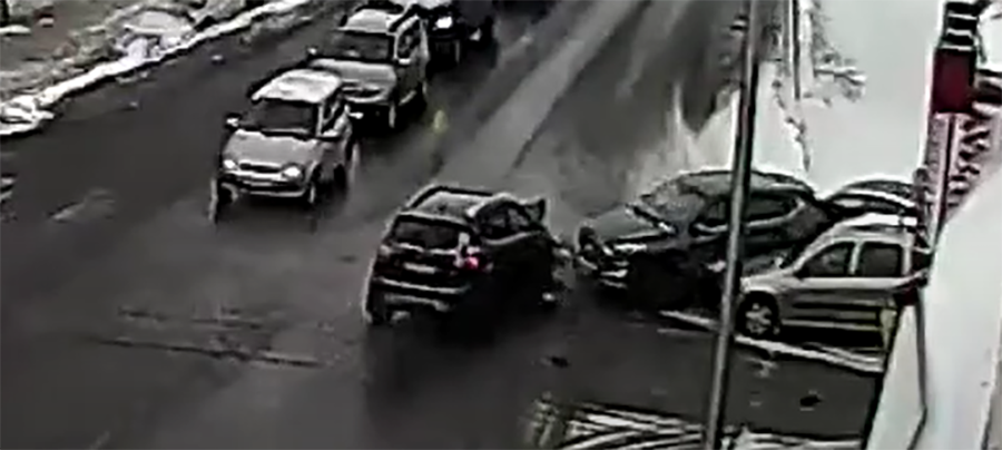 В Карелии два автомобиля не поделили дорогу и в момент удара зацепили третьего участника движения (ВИДЕО)