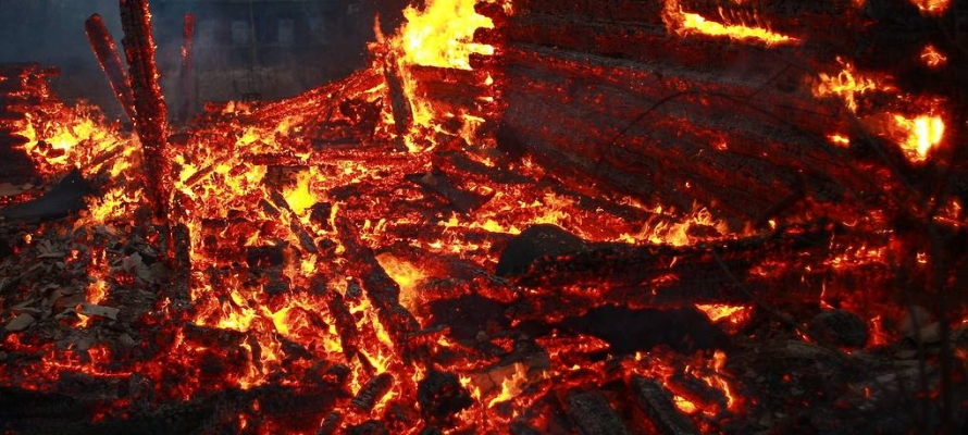 Огонь уничтожил деревянную постройку в Кижских шхерах