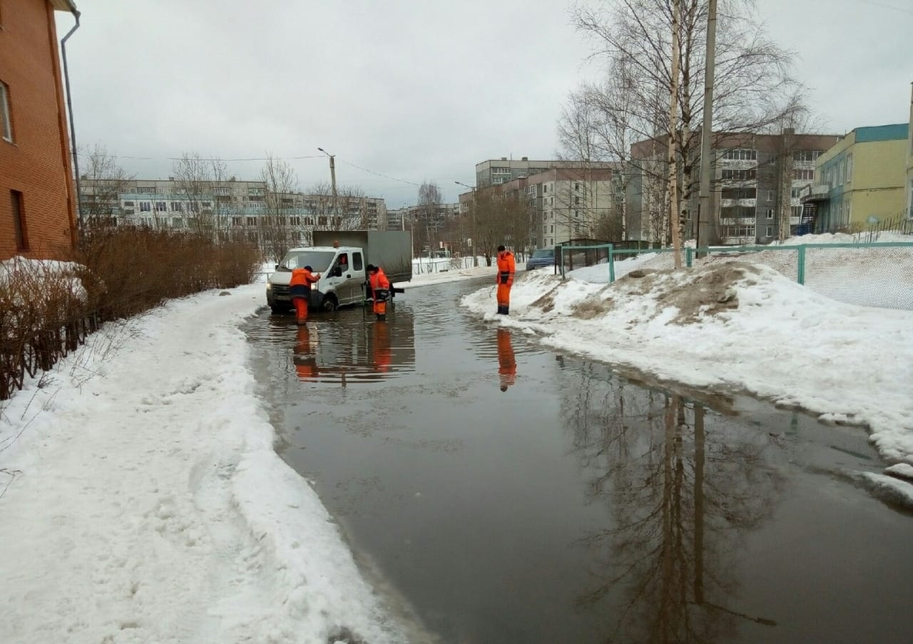 Коммунальщики ликвидируют потопы на дорогах и тротуарах Петрозаводска (ФОТО) 
