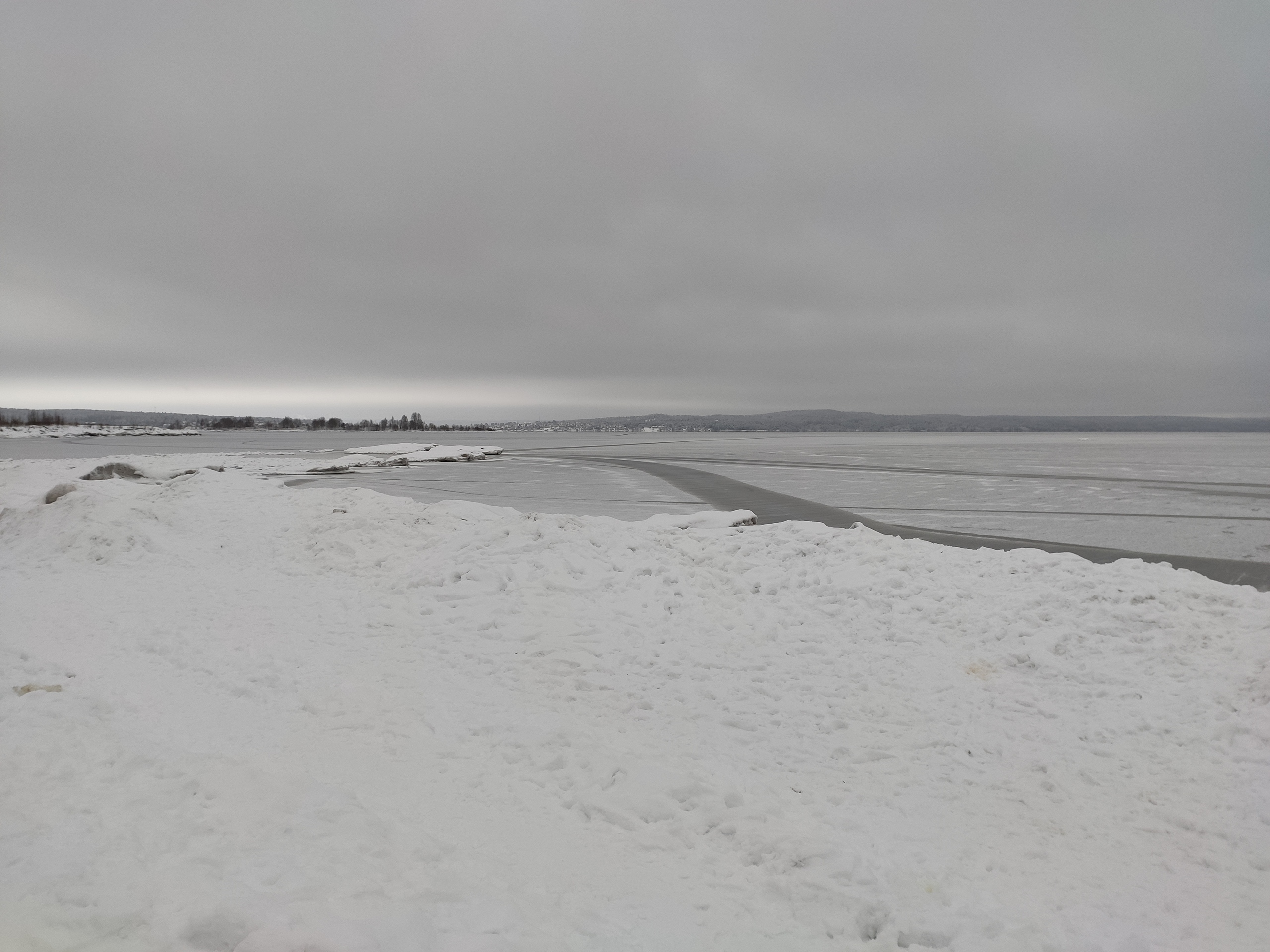 В Петрозаводске с 28 марта запрещаются любые прогулки и рыбалка на льду Онежского озера 