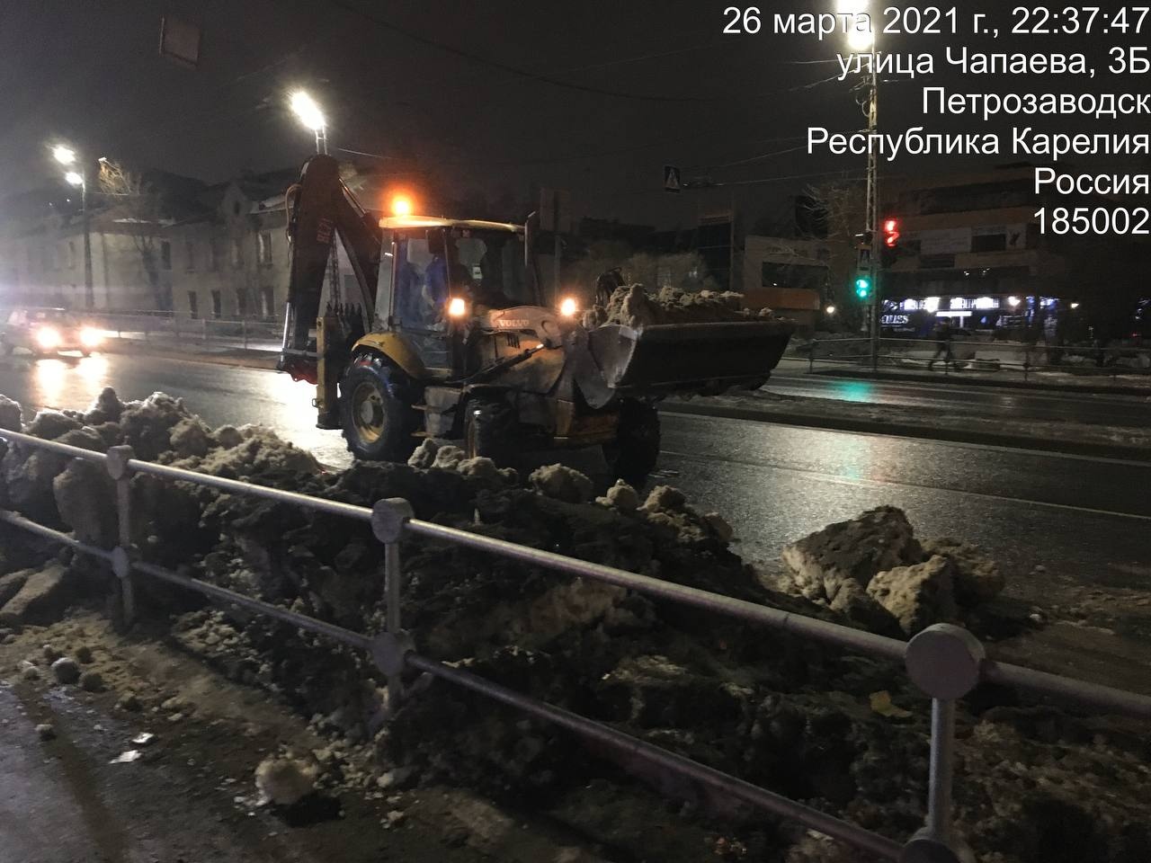 Горы черного снега убирают с улиц Петрозаводска по ночам (ФОТО) 