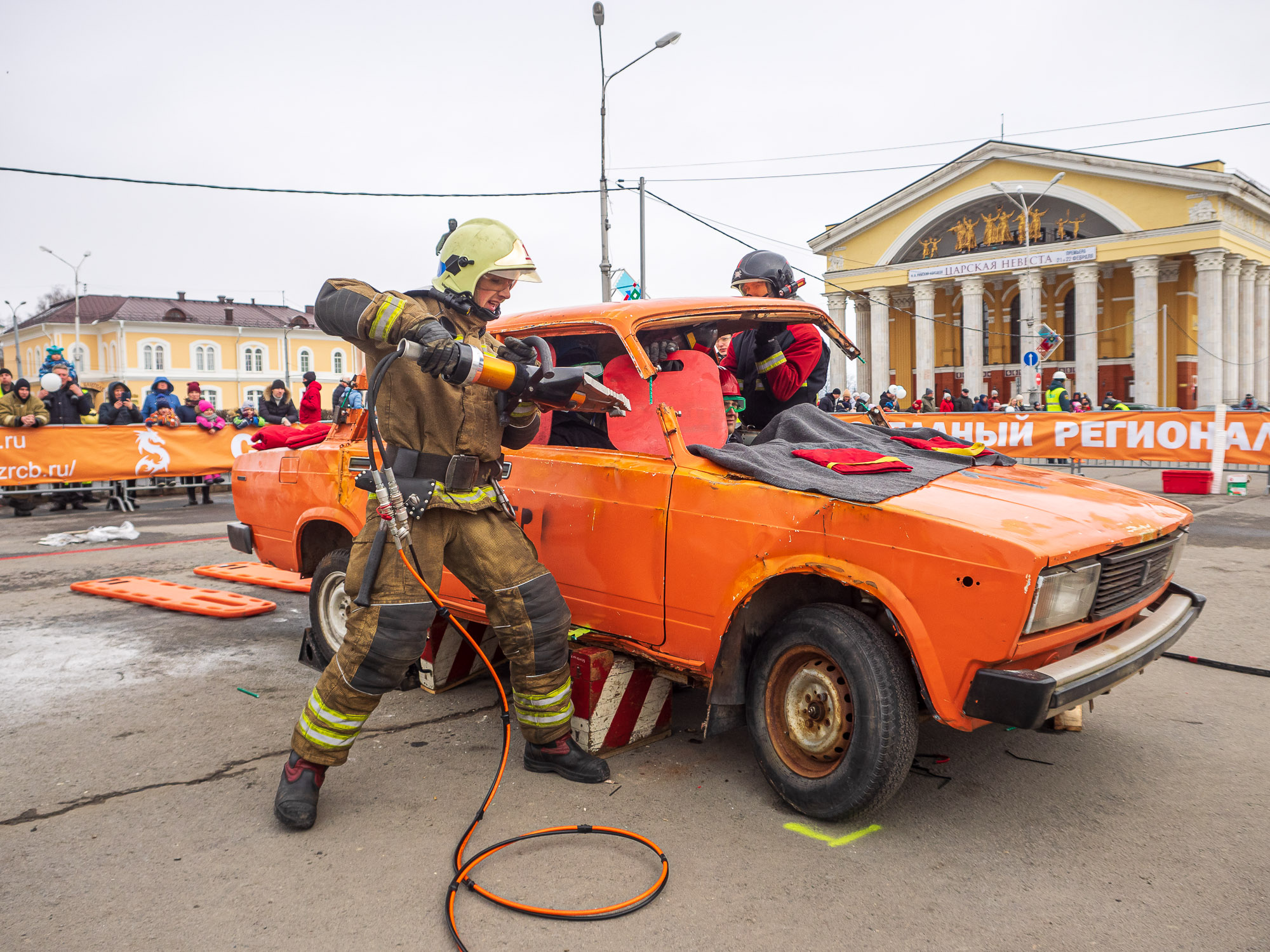 Спасатели в Петрозаводске разрезали машины и доставали из них "пострадавших" (ФОТО, ВИДЕО) 