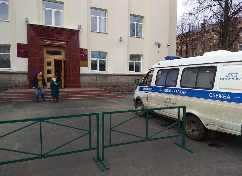 Здание парламента Карелии проверяют сотрудники полиции (ФОТО, ВИДЕО)