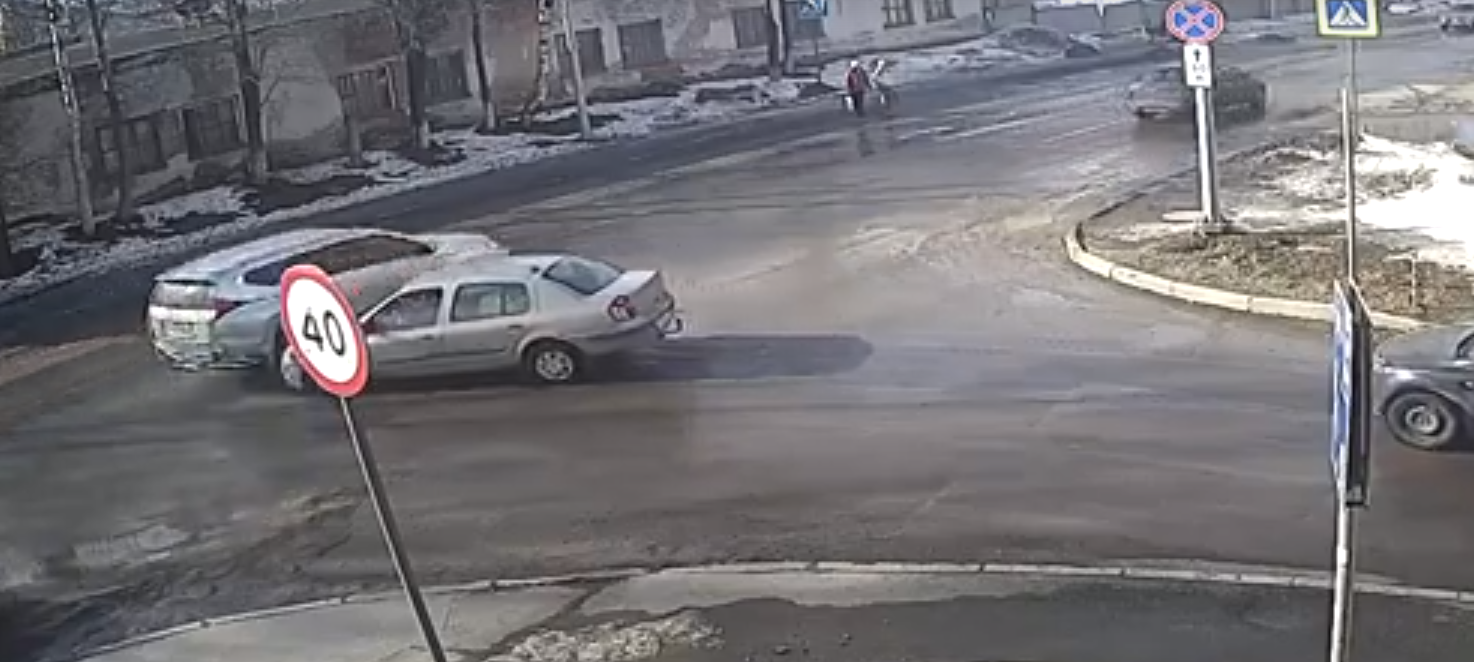 Дети в Петрозаводске смогли перейти дорогу, после того как внедорожник снес бампер французскому авто (ВИДЕО)