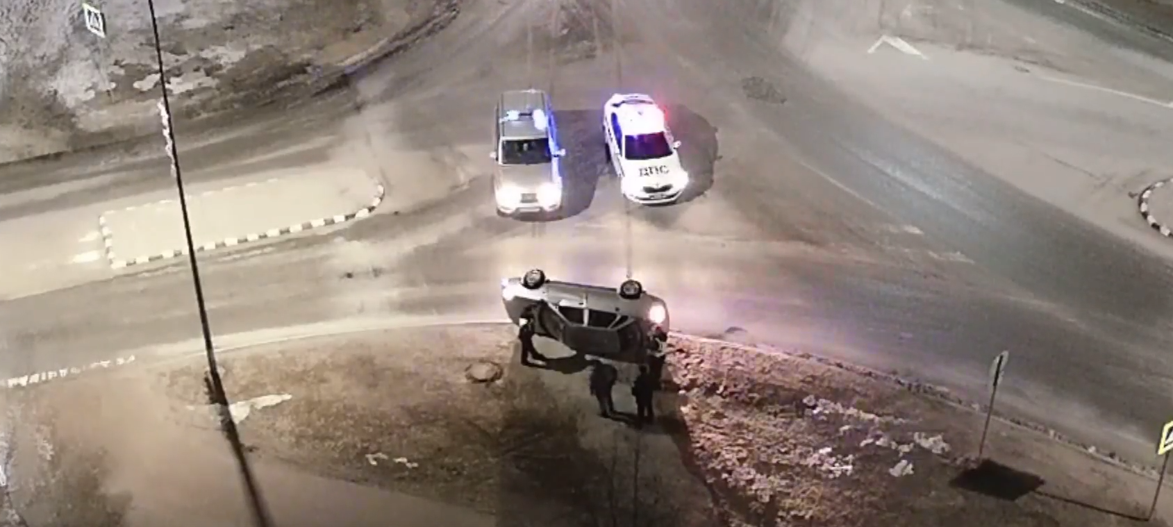 На севере Карелии водителя перевернувшегося авто  эвакуировали через лобовое стекло (ВИДЕО)