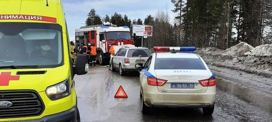 Два автомобиля не поделили дорогу в городе горняков Карелии - работали спасатели и "скорая"(ФОТО)