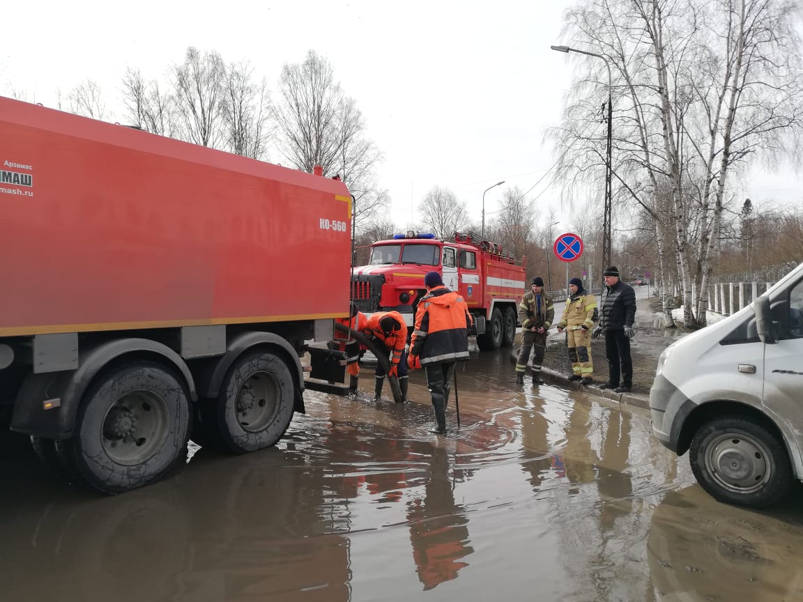 Коммунальщики Петрозаводска круглосуточно прочищают ливневую канализацию