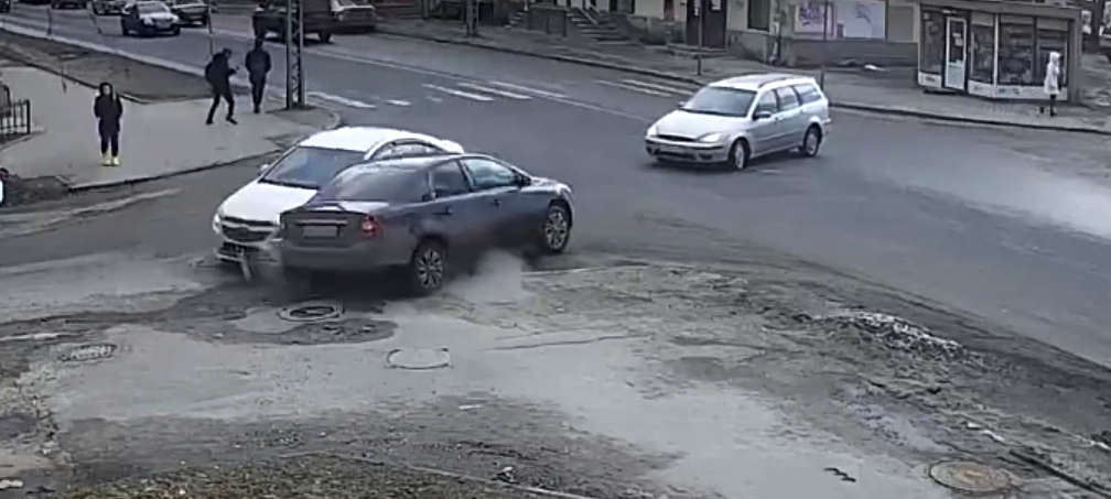 Водитель в Петрозаводске спровоцировал жесткое ДТП (ВИДЕО)
