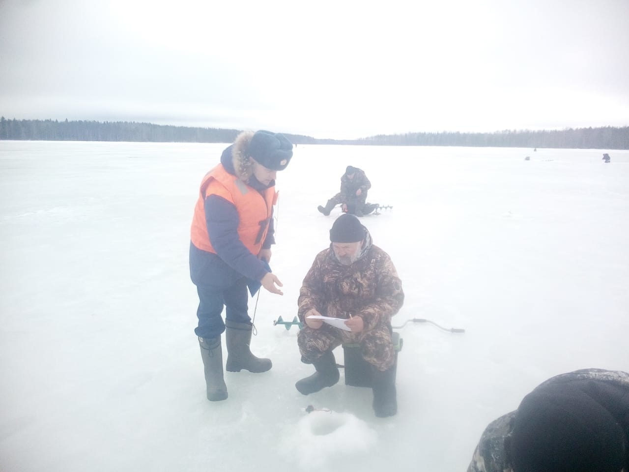 Сотрудники ГИМС измерили толщину льда на водоемах Карелии и посоветовали не рисковать