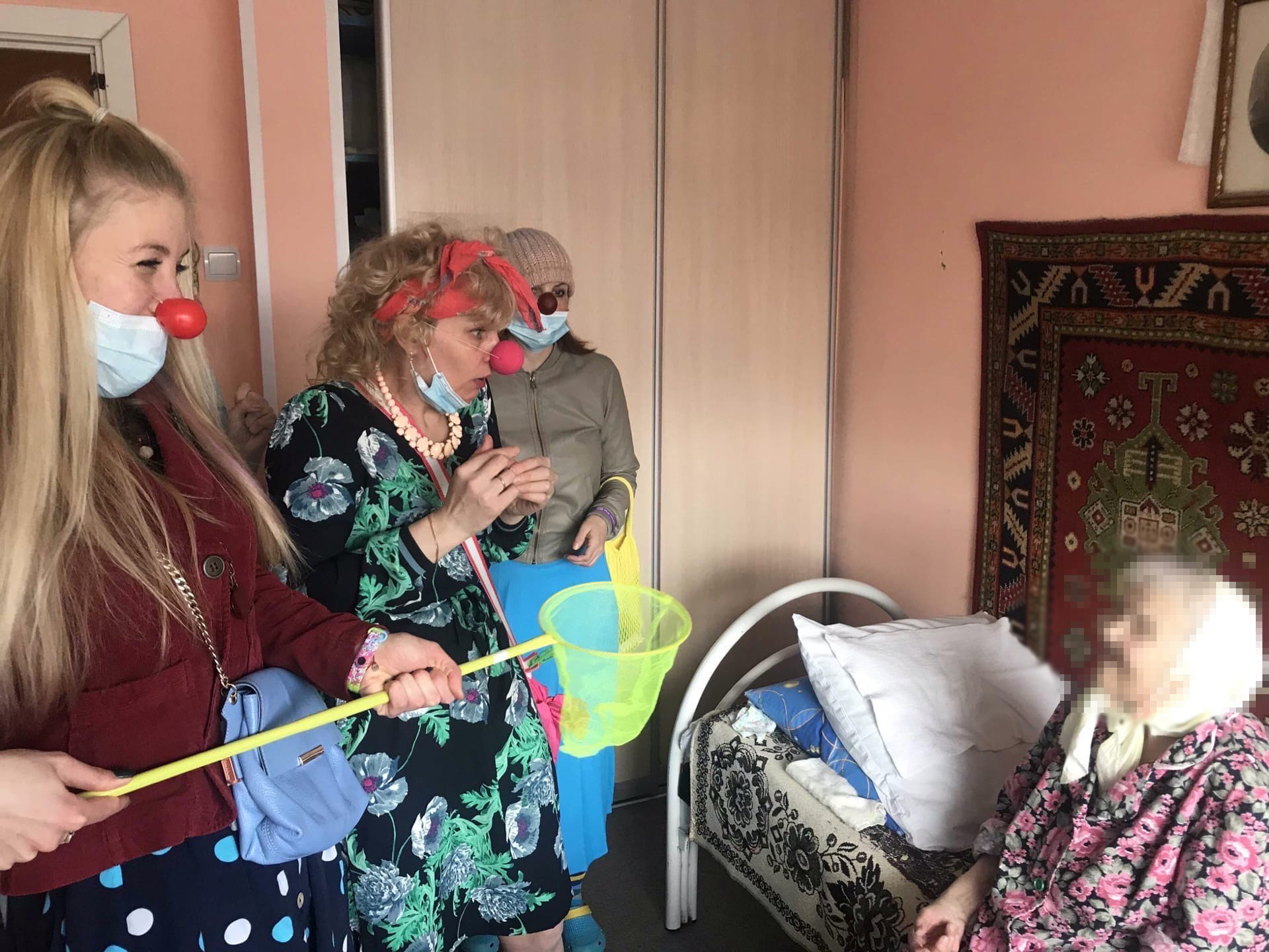 В Карелии больничные клоуны развеселили обитателей дома-интерната для ветеранов (ФОТО)