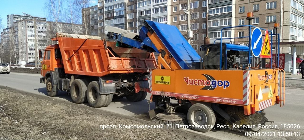 Двадцать специализированных машин расчищают улицы Петрозаводска от смета, сообщили в мэрии