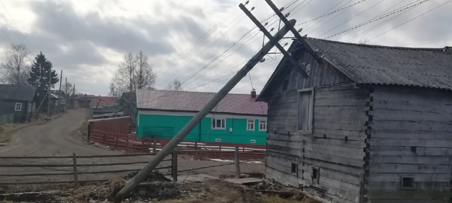 Ветер уронил электрические столбы в селе на севере Карелии (ФОТО) 