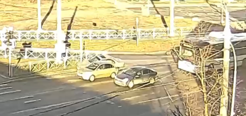 Ослепленный солнцем водитель не попал в полосу на дороге в Петрозаводске и устроил ДТП (ВИДЕО)