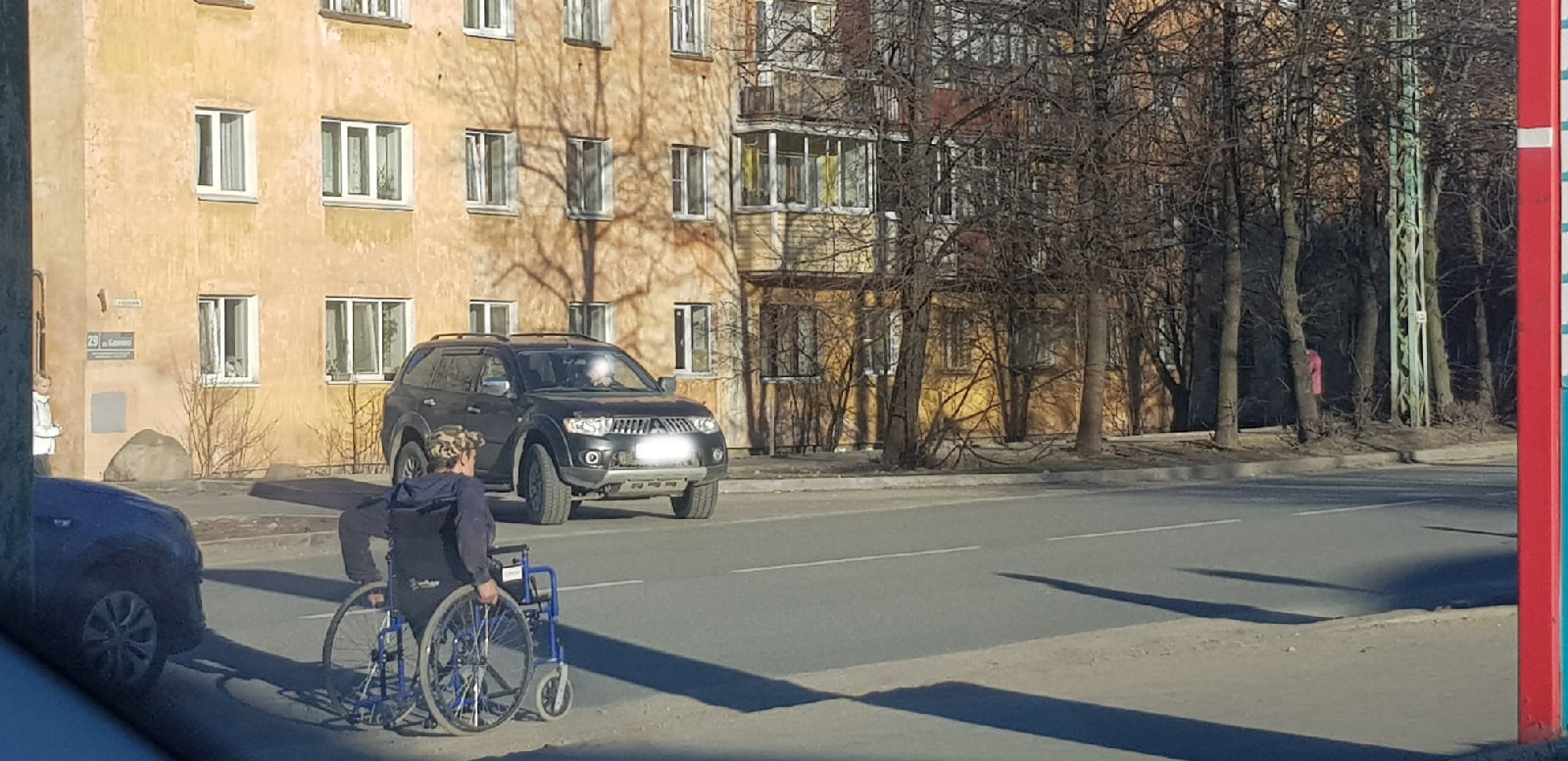 Будьте осторожны: инвалид с целью подзаработать выезжает на проезжую часть в Петрозаводске