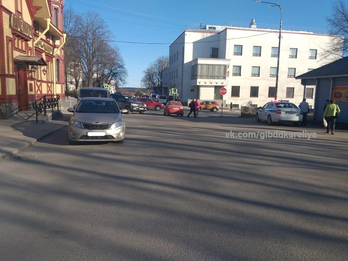 В Карелии два водителя иномарок сбили двух старушек, двигаясь задним ходом  | 21.04.2021 | Новости Петрозаводска - БезФормата