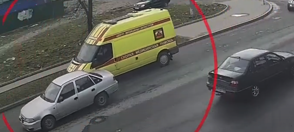 Иномарка в Петрозаводске устроила ДТП, из-за которого упал пассажир «скорой» (ВИДЕО)