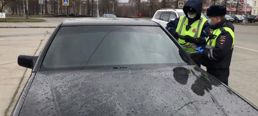 Девушка в Петрозаводске сильно затонировала лобовое стекло своего авто и попала в руки полицейских