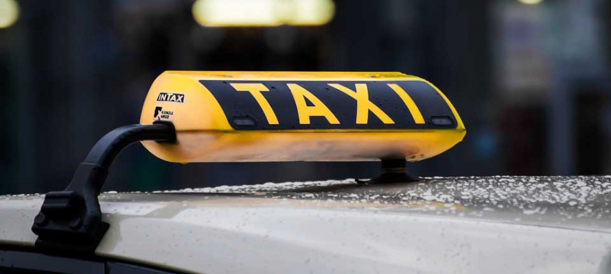 Недовольная клиентка избила диспетчера такси в районе Карелии