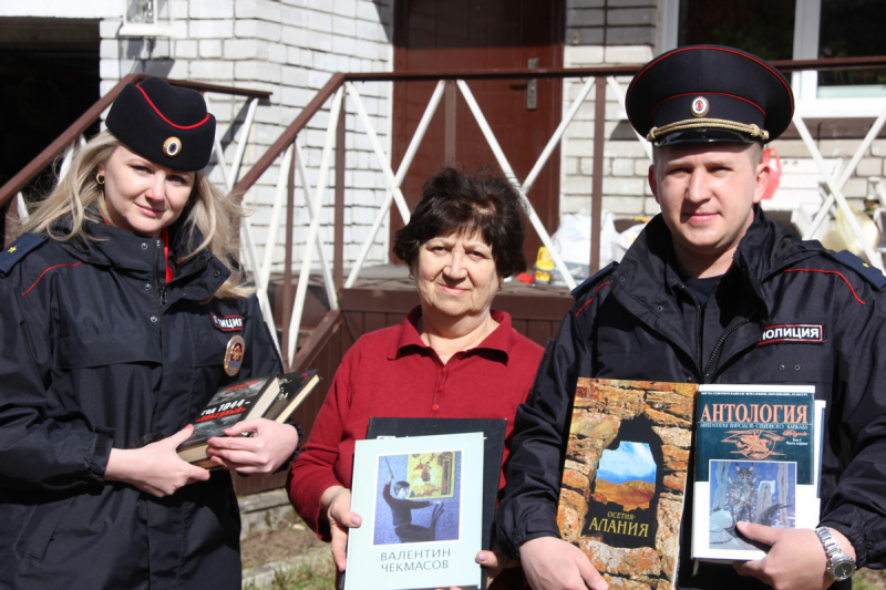 В Петрозаводске малолетним преступникам подарили более 100 книг