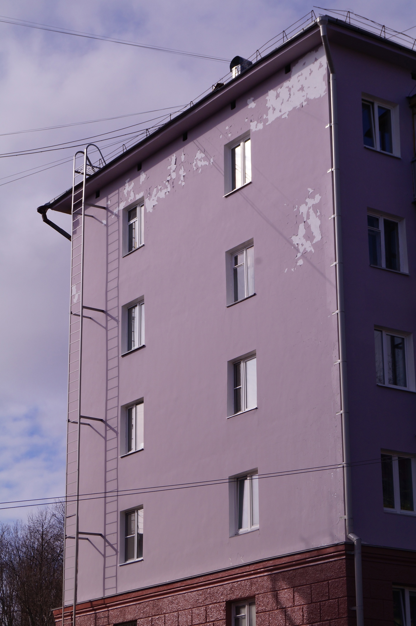 В Петрозаводске недавно отремонтированный фасад дома пришел в негодность (ФОТО)