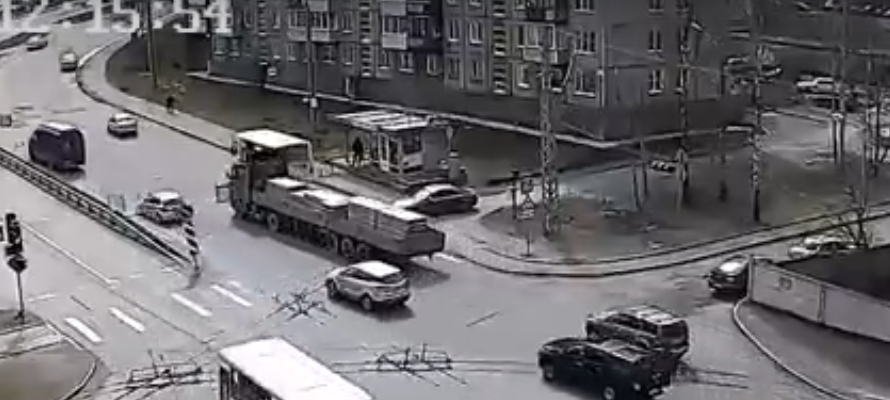 Тягач потерял прицеп на дороге в Петрозаводске (ВИДЕО)