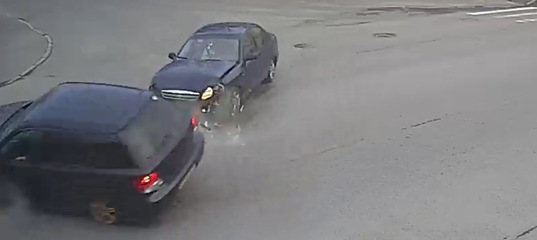Два автомобиля жестко столкнулись на перекрестке в Петрозаводске (ВИДЕО)