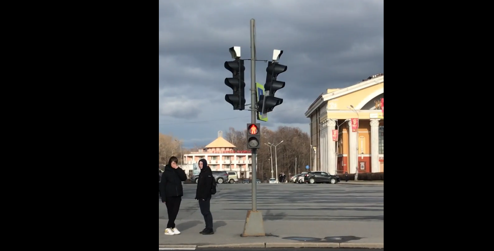 Светофор в центре Петрозаводска грозит обрушиться на головы горожан (ВИДЕО)
