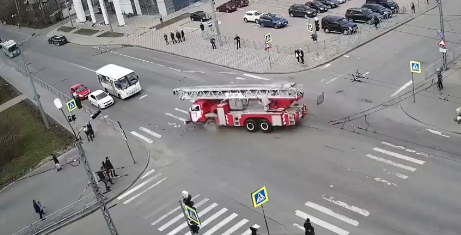 Пожарная машина снесла легковой автомобиль в центре Петрозаводска (ВИДЕО)