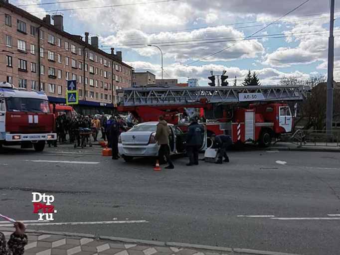 Опубликованы кадры с места аварии с участием пожарной машины в Петрозаводске (ФОТО) 