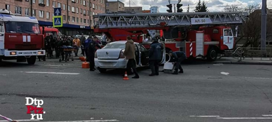 В Петрозаводске нашли тело на пожаре, куда не доехала попавшая в ДТП пожарная машина