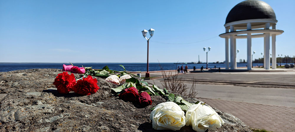 На камень скорби в Петрозаводске принесли цветы в память о погибших в Казани (ФОТО)