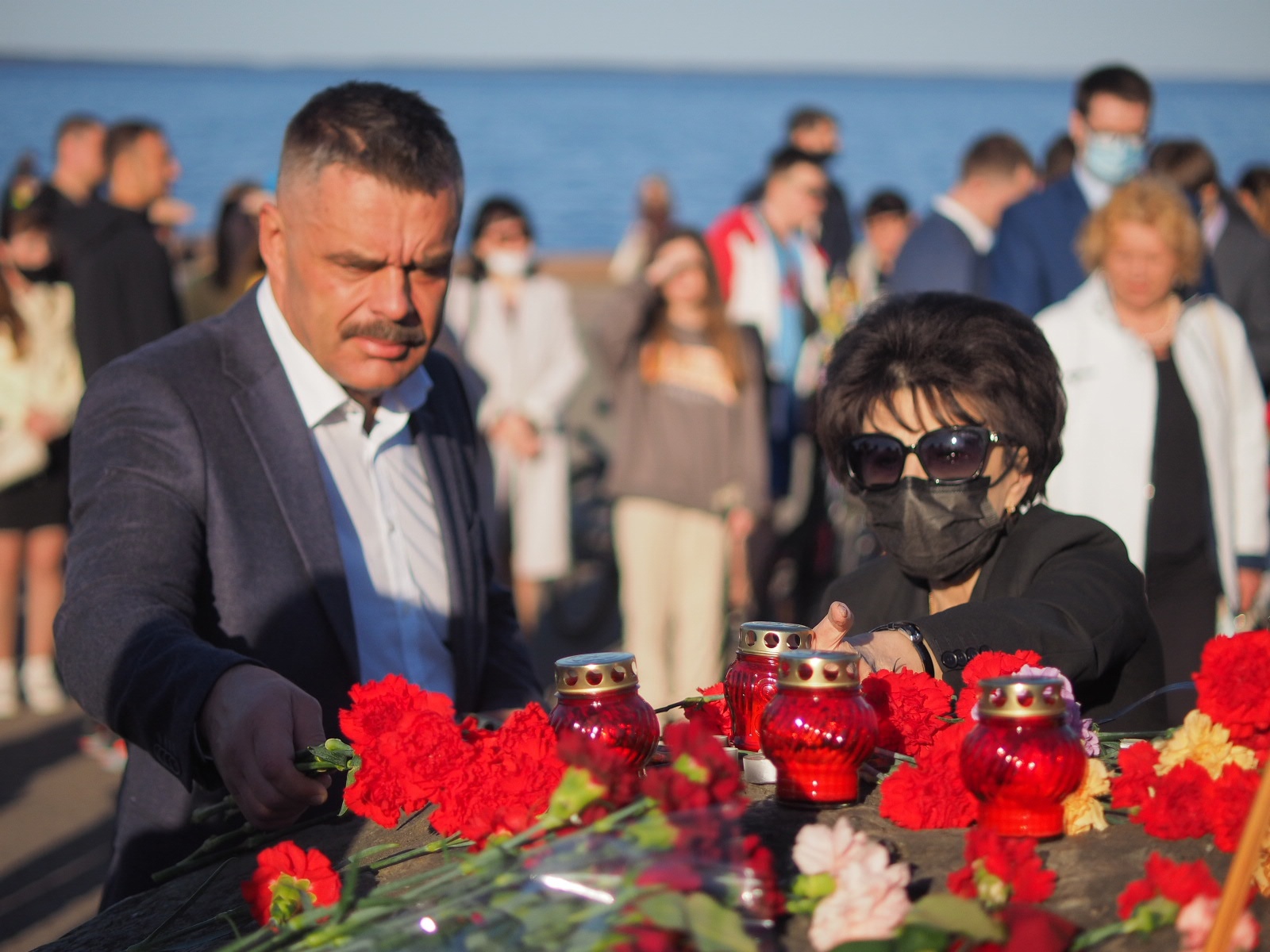 Чиновники и обычные горожане принесли на набережную в Петрозаводске игрушки, цветы и свечи в память о погибших в Казани (ФОТО)  