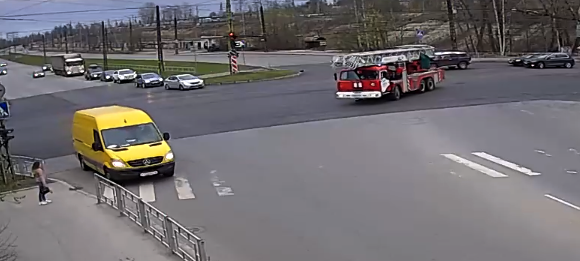 В Петрозаводске ищут водителя, не пропустившего  пожарную машину (ВИДЕО)