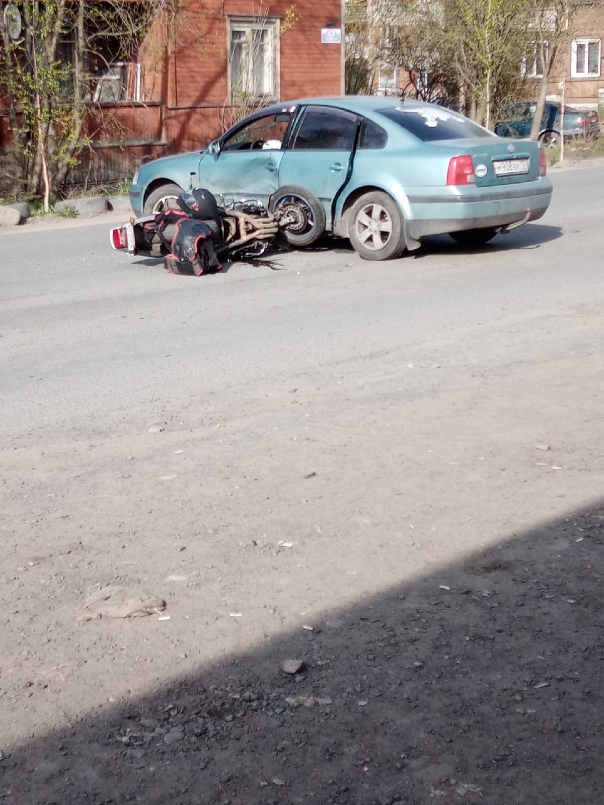 В Петрозаводске мотоциклист врезался в «легковушку» (ФИДЕО)