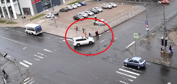 В Петрозаводске белый внедорожник едва не снёс пешеходов (ВИДЕО)