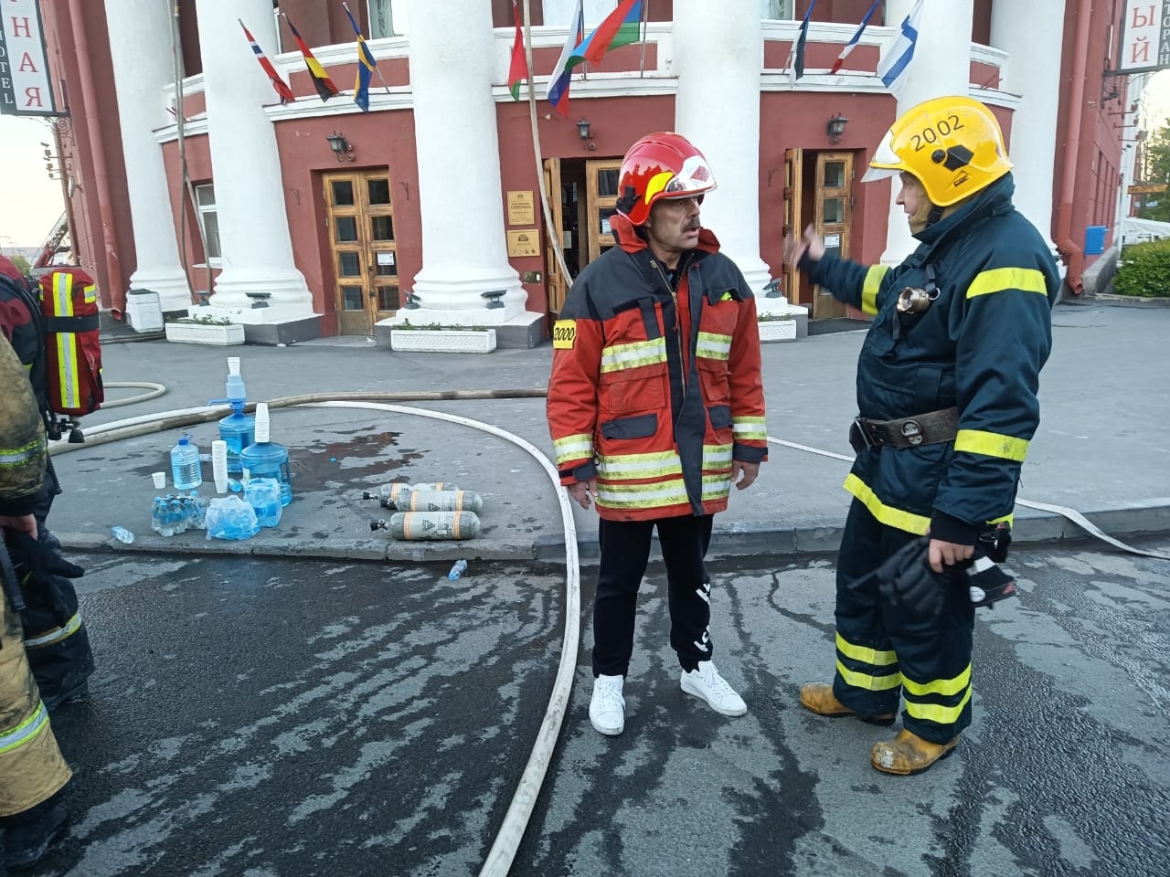 Здесь видно, как тяжело парням»: мэр Петрозаводска побывал на пожаре в  гостинице «Северная» (ФОТО) | СТОЛИЦА на Онего