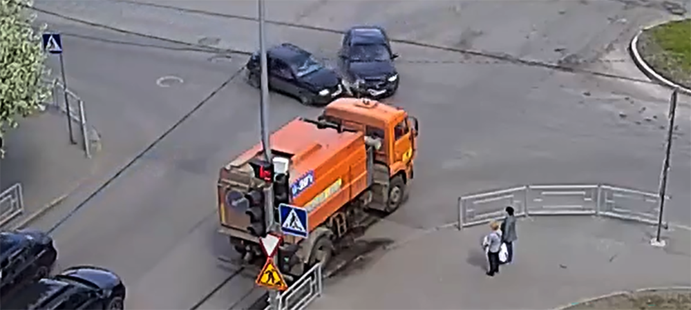 Жесткое столкновение двух автомобилей в Петрозаводске попало на камеру (ВИДЕО)