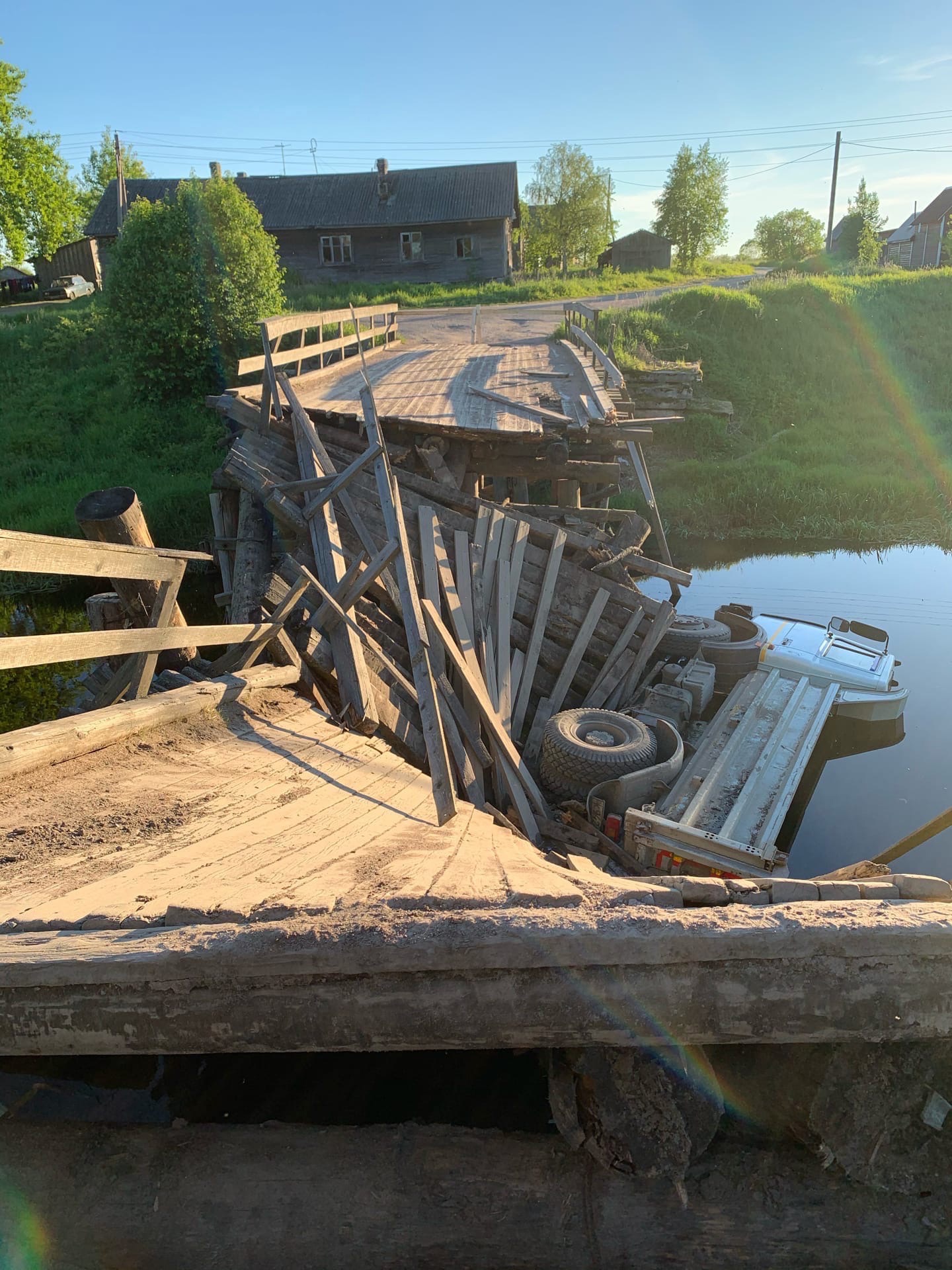 В Карелии самосвал разрушил деревенский мост и рухнул в воду (ФОТО)