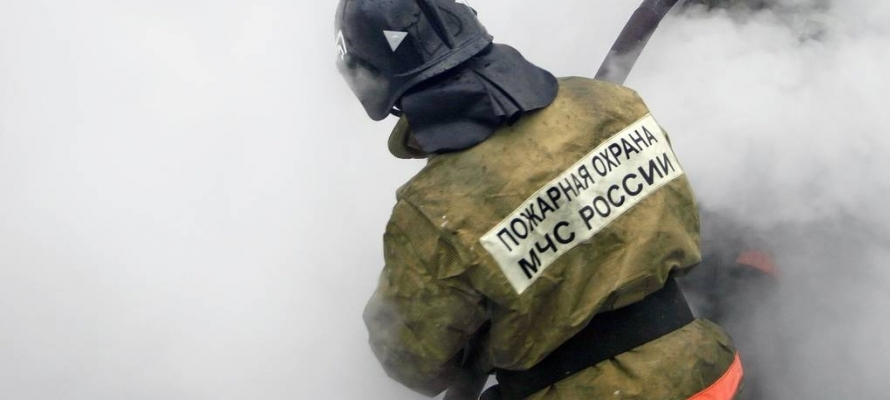 Пожарные спасли трех человек в горевшем многоквартирном доме в Петрозаводске 