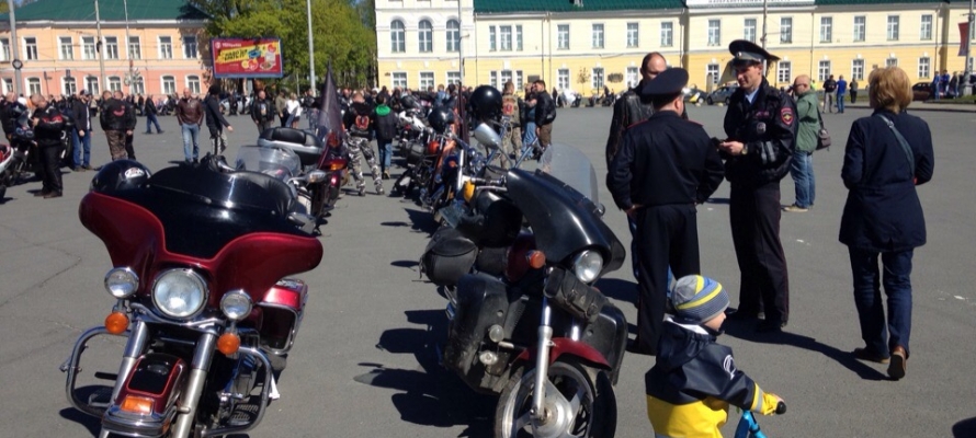 Массовые проверки мотоциклистов проходят на дорогах Петрозаводска